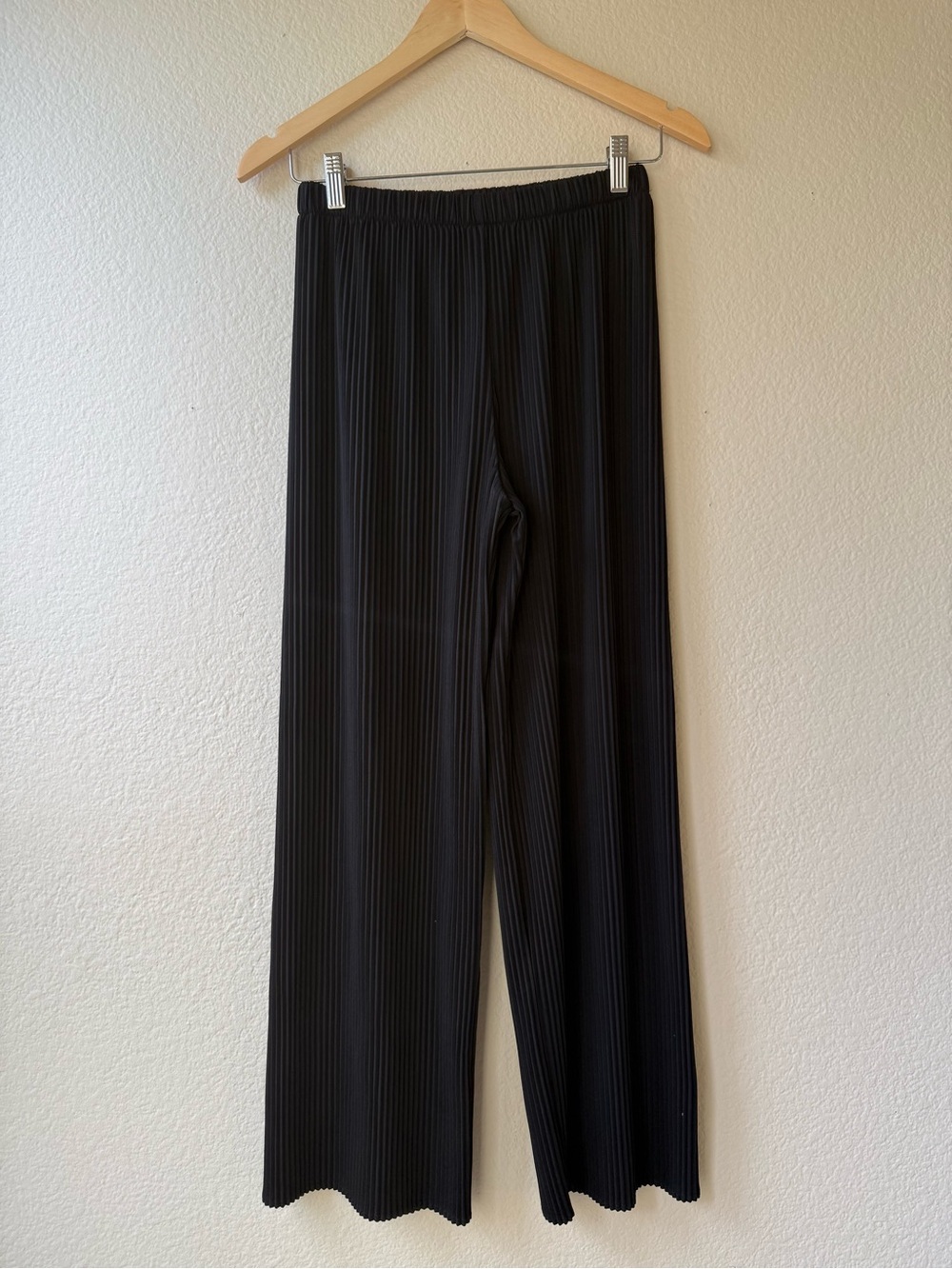 Uniqlo Black Pleated Wide-Leg Pants